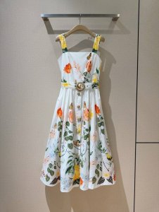 Cara*Ca*Ra*25New～ 春夏渡假新品吊带连衣裙 鲜艳夺目的印花元素设计，收腰剪裁定位大裙摆、搭配专属定制本布腰带，打造浪漫的少女气息。上身美的不要不