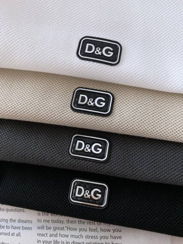 dolce&Gabbana 杜嘉班纳 2025Ss春夏新品 很有细节亮点 经典款翻领短袖T恤衫 做工与面料 让这款经典实穿百搭 采用进口珠地面料 表面有着温润的