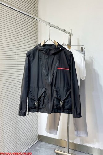 M190 paprada普拉达2025春夏压胶拉链口袋连帽防晒衣 pad男女款重工皮标Logo皮肤衣 采用经典Upf四十 面料制成的运动 面料顺滑挺阔 横条肌理