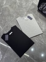 prada 25Ss春夏新品T恤 经典倒三角设计 订制 液氨棉面料 上身舒适有型 颜色 黑色 白色 尺码 M-3Xl