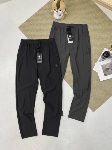 Descente 迪桑特户外休闲宽松速干透气运动裤 这款裤子采用速干轻薄四面弹力面料，环保健康的科技面料，亲肤柔软，舒适透气，面料很有垂感，修身不起褶！极具特点