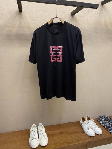 Givenchy、4G印花短袖T恤，男女同款 同步官网发售！从高定走向高街的Gv，俘获大量年轻人的心，经典、时髦、高贵，一直是Gv的风格所在，从这款短袖中也能感