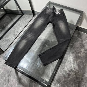 款号K145 Ck刺绣小标牛仔裤 用料超柔高棉水洗牛仔面料每一件水洗费用高达常规工艺三倍之多 触感极致细腻 质感非常好 全身简约大气设计 裤子后口袋采用高频刺绣