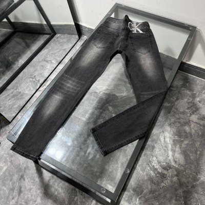 款号K145 Ck刺绣小标牛仔裤 用料超柔高棉水洗牛仔面料每一件水洗费用高达常规工艺三倍之多 触感极致细腻 质感非常好 全身简约大气设计 裤子后口袋采用高频刺绣