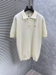 Miu‘’ 2025春夏新款，独家呈现！超级百搭极符合美学基调的一款短袖针织衫，最基础的款式以极简低调的奢华风格，在时尚界越简单的单品，越极易彰显出高级时髦感，