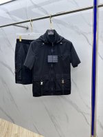 prad* 普拉达 男士徽标饰Re-Nylon百慕大短裤套装，精彩亮点的大口袋，原版定制高密度尼龙，更加轻薄柔软，手感爽滑，松紧系带，短裤内置网格内里，拉链拆卸