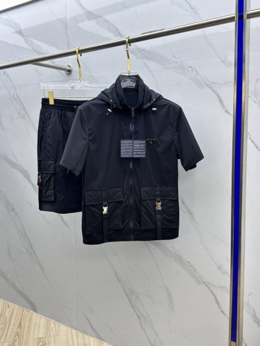 prad* 普拉达 男士徽标饰Re-Nylon百慕大短裤套装，精彩亮点的大口袋，原版定制高密度尼龙，更加轻薄柔软，手感爽滑，松紧系带，短裤内置网格内里，拉链拆卸