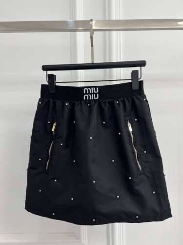 Miu25新品 时髦松紧腰半裙，自带安全裤，时髦精必备单品解锁所有穿搭！原版定制水钻时髦又高级！休闲短款版型不挑人！强烈推荐自留款，现货开抢！ Sml