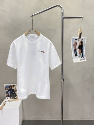 Miumiu谬谬独家专供新款原单男士休闲短袖 高端定制 高版本 时尚百搭爆款进口面料 手感超柔软细腻 穿着亲肤舒适 高端精品 代工厂p精细做工 上身非常赞 男士
