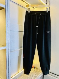普拉达 2025春季新品休闲裤 官网同步发售 裤身工艺设计 进口客供辅料 面料定制 代工厂p出品免检 每个细节做到极致 原版五金配件 潮范十足 上身有型帅气 潮