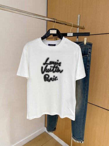 lv2025春夏新款男女同款短袖T恤，最新款全网独家首上！！~既经典有时尚百搭，谁不爱啊，将经典再次展现，非常的耐看，自带低奢光环与辨识度！传统的品牌理念和现代
