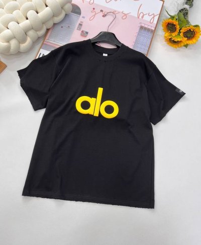 alo新款字母发泡T恤！太太太好看了 高级感满满的设计 胸前字母采用发泡印花工艺 非市面普通版 定织定染，上手很舒服 最最重要的当然是洋气，字母采用德国进口发泡