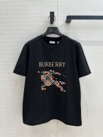 原单品质 Bur*25春夏新品。长期主义时髦精单品 格纹图腾棉T恤。前胸饰有十字绣马术骑士徽标刺绣，经典常规H版型日常又不失时髦感，强烈推荐自留款。两色Smlx