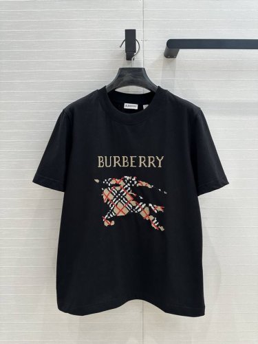 原单品质 Bur*25春夏新品。长期主义时髦精单品 格纹图腾棉T恤。前胸饰有十字绣马术骑士徽标刺绣，经典常规H版型日常又不失时髦感，强烈推荐自留款。两色Smlx