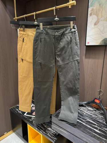 p250 Mon2025春夏最新系列男士休闲裤！柔软细腻，手感绝佳！品牌格调一览无余！极简主义设计，没有多余浮夸的元素来宣兵夺主，细节做工精细，五金配件原版定制