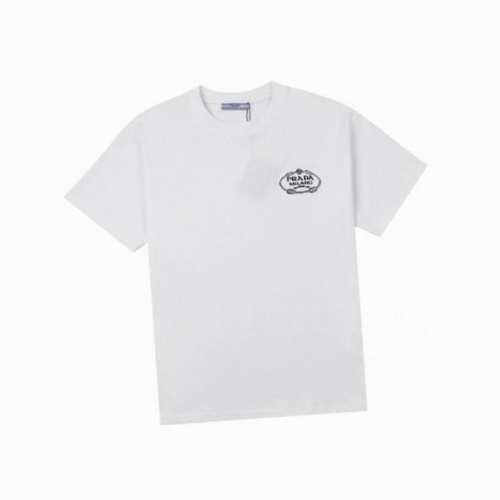 普拉达 prada 夏季新款 经典小标刺绣圆领短袖T恤，高端品质采用定制定染高克重面料，洗水完高达280G纯棉双纱面料，螺纹增加到2.7 不变形，宽松Overs