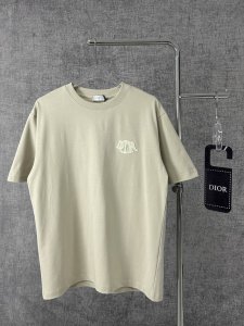 Y150S240Dior迪奥2025新款蛇年限定胸前刺绣字母短袖T恤男女同款 这款 Dior Charm T 恤以图案设计重新演绎经典的 Dior 标志 采用棉