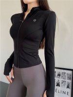 Lululemon露露家高版本长袖紧身T恤女 运动瑜伽服健身速干上衣，是一款非常适合运动爱好者的衣服。它采用高质量的面料制作，具有非常好的透气性和吸汗性，可以保