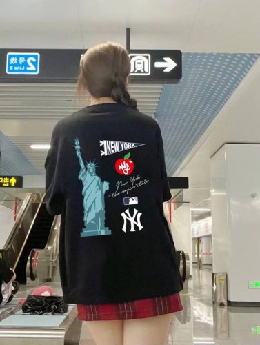 new Era X Mlb-Ny 自由女神圆领短袖男女同款半袖T恤 面料采用260G双纱纯棉面料、经过高温预缩处理，配套同缸1X1螺纹，反复水洗不易变形。 定位