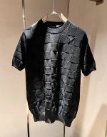 louis Vuit*On 2025春夏路易家族轻奢针织套装，男女同款装饰！路易家族的新高端，细节品质永远的那么完美无瑕，创意设计层出不穷。今年春夏季节没有入手