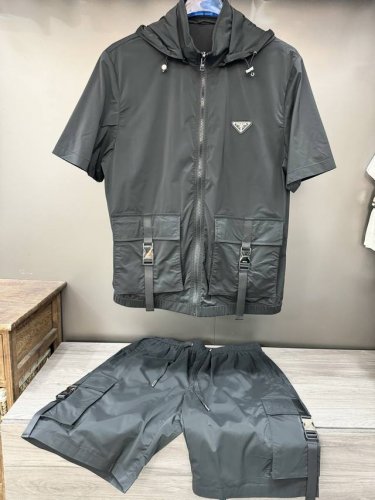 prad* 普拉达男士徽标饰Re-Nylon百慕大短裤套装，原版定制高密度尼龙，更加轻薄柔软，手感爽滑，松紧系带，短裤内置网格内里，精细手工，每一个生产流程都得