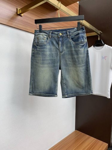 Lulu 25年春夏新款休闲牛仔短裤干净利落剪裁 都市风十足 采用精纺面料手感软糯干爽 上身效果挺括有型 五金精致 商务休闲非常好看如此众多的顶级原料 打造出价