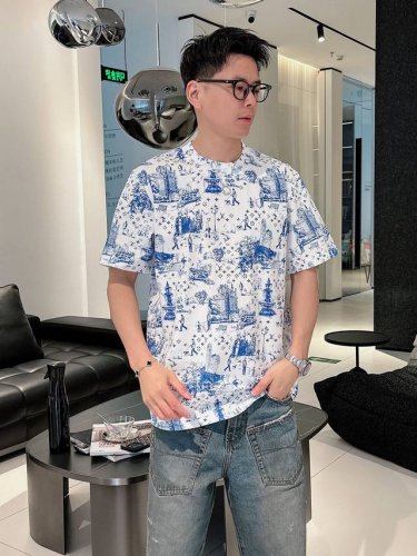 lv 春夏新款首发专柜最新款短袖圆领T恤 高端订制 设计前卫时尚！品牌Logo重工艺设计 高端定制230克面料.手感柔软.穿着舒适.专柜级别精致车线.做工精细.