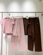特价 咖色 Alo 高品质三件套套装 原版定制，超级爆｜外套T恤长裤套装 美拉德咖，樱花粉2色，现货开单！ 颜色：咖色 粉色 码数：Sml S码推荐： 80~1