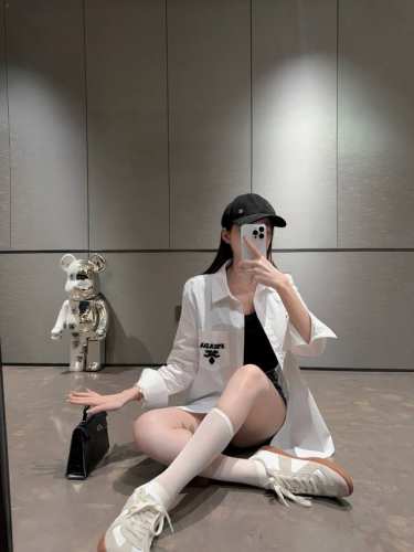 prada普拉达口袋字母Logo立体牙刷绣刺绣纯棉衬衫 款号：25670703772 颜色：白色 尺码：Sml S码80-95斤 M码95- 斤 L码 -125