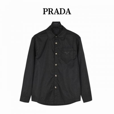prada 普拉达 满印轻薄衬衫 贸易渠道稀出，海外精品限量销售。户外风衣产品的典范，全身暗纹的商标彰显品牌辨识度。这款夹克兼备温暖且轻盈的特质。 最新款专柜同