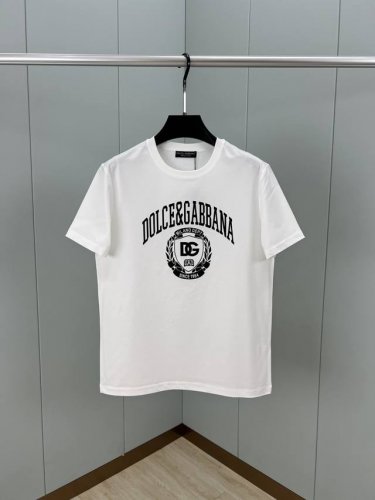 dolce&Gabbana 春夏植绒工艺字母标识短袖T恤，经典单品演绎品牌标志性风格，为男士衣橱注入新意。采用定制80支双股丝光棉面料；黑色 白色 S～Xxxl