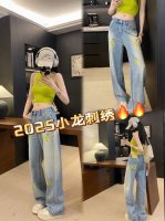 爆款推荐 2025蛇年刺绣牛仔裤很有特色。它以浅蓝色为底色，裤腿上有黄色的刺绣图案，增添了时尚感。这种牛仔裤适合搭配简约的上衣，能展现出青春活力，是日常穿搭的不