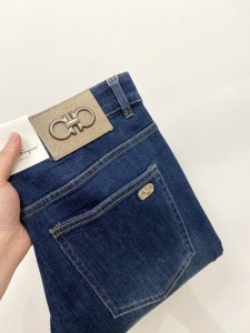 华伦天奴 2025最新品 专柜同步有售 原单狠货 水洗休闲牛仔裤 进口原版水洗弹力面料 舒适有弹性 原版五金辅料装饰Logo 版型超正 档次极高 专柜品质 上身