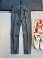 pd# 2025 春夏休闲裤子 美学的焕新诠释,演绎浓郁的格调型时尚风范,细节感和设计感强悍.经典品牌标识做为色彩搭配,演绎经典的品牌时尚,为整体造型增光添彩.