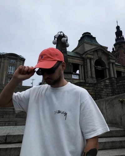 stussy Arachnid Tee Pigment Dyed 蛛图案圆领短袖T恤 男女同款 采用260克双砂面料 三针五线做工，领口包包边条 今年火爆的品牌