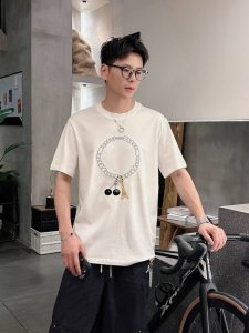 华伦天*Valentino 25Ss春夏新款首发专柜最新款短袖圆领T恤 手绘工艺 高端订制 设计前卫时尚 品牌Logo重工艺设计 高端定制240克面料.手感柔软