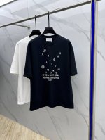 马吉拉Mm6 2025Fw春夏新品圆领打底外穿T恤，立体感Logo微廓形半袖，活性纯棉打底T恤，棉，手感面糯有骨感，柔而有韧性。工艺处理，韧性和抗皱性能得到大幅