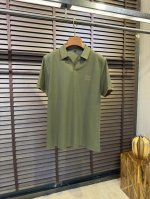 p250 Miumi&缪2025Ss新款Polo衫。采用定制高支数100%精纺丝光棉网眼珠地面料，软糯亲肤，抗皱吸汗速干，上身舒适度极高；翻领设计，时尚帅气高级