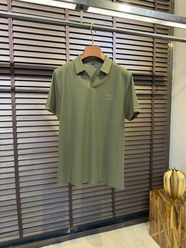 p250 Miumi&缪2025Ss新款Polo衫。采用定制高支数100%精纺丝光棉网眼珠地面料，软糯亲肤，抗皱吸汗速干，上身舒适度极高；翻领设计，时尚帅气高级
