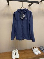 Arctery、顶配 顶配。爆款软壳 春夏秋新款Gamma Hoody 软壳连帽冲锋衣夹克外套 这款轻薄软壳面料防泼水，富有弹性且透气。剪裁简洁，可内搭轻薄衣物