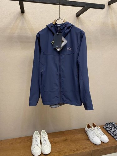 Arctery、顶配 顶配。爆款软壳 春夏秋新款Gamma Hoody 软壳连帽冲锋衣夹克外套 这款轻薄软壳面料防泼水，富有弹性且透气。剪裁简洁，可内搭轻薄衣物