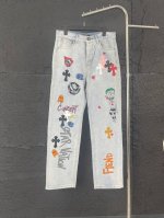 元 原单品质 款号：X067 款式：克罗心Ch涂鸦鳄鱼皮牛仔裤 亮点：Ch克罗心联名限定，市面稀少。十字架有17个，分别由鳄鱼皮、小羊皮、马毛三种真材实料制成，