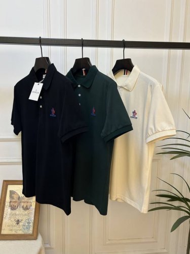 新品Moncler蒙口 春夏新品发售！男士夏季翻领Polo短袖T恤，此款为顶级珠地丝光棉面料，透气舒适设计元素非常好看，品牌标识精工刺绣，年度最佳Polo 配置