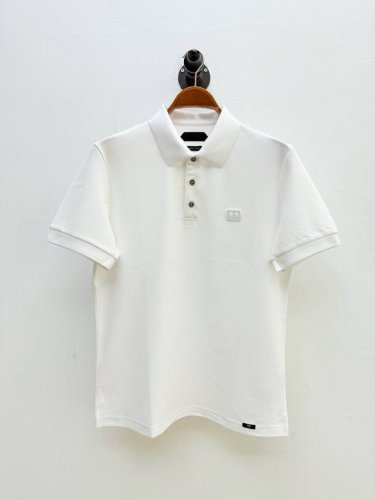 tf 经典徽标装饰polo衫 代工厂p出品 春夏系列 胸口采用同色系 哑光工艺呈现品牌极简徽标 避免浮夸却暗藏玄机 下摆处的 Tf 字母织带 点明品牌身份的同时