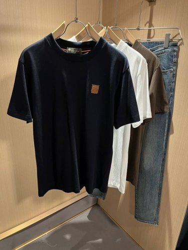 loro Piana诺悠翩雅 2025春夏男士最新的贸易订单短袖T恤，全品相！！上身舒适透气，不僵硬，整体有着丰富的立体感，品质出口订单，衣身Logo图案刺绣设