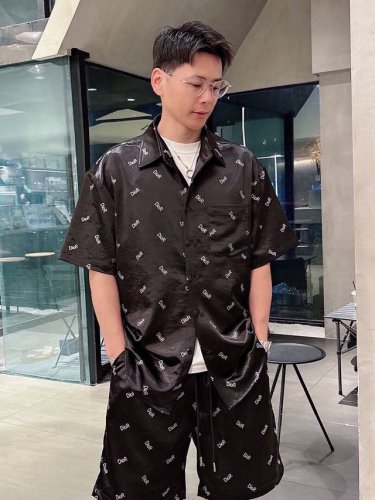 裤子 衣服 D家新款休闲裤！品牌经典Logo，定制高品质280克醋酸面料套装。高支高密，面料很厚实的，做了防勾丝处理，手感跟真丝一样舒适度极好，手触感：烈。辦识