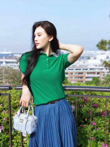 Miumi* 25Ss春夏新款 翠绿拼灰色翻领短袖polo衫丨独家Yb开发 高版出品 以鲜明翠绿为主色调 领口与袖口匠心拼接灰色细节 巧妙打破纯色单调 精致且时