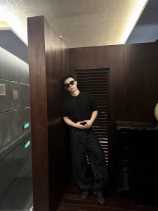 Loewe Anagram 锥形牛仔裤 定制典雅美纹粗斜牛仔料 质感卓越 舒适贴肤 以气球廓形为魂 膝盖之处 褶裥轻饰 层次感跃然而出 Loewe Anagra