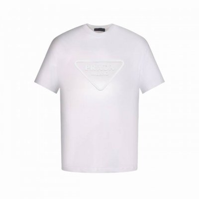 prada 普拉达 3D浮雕压花短袖T恤 采用了独家定制的270G高克重紧密精梳棉面料。该面料经过定织定染工艺处理，不仅确保了色彩的鲜艳与持久，更赋予了衣物出色
