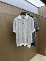 dior迪奥2025新款字母提花短袖针织短袖Polo衫 这款针织 Polo 衫饰以经典的 Oblique 印花。采用棉质提花面料精心制作，直筒剪裁，纽扣开合和罗